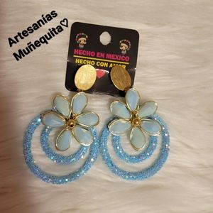 Arete artesanal de flor en alambrismo